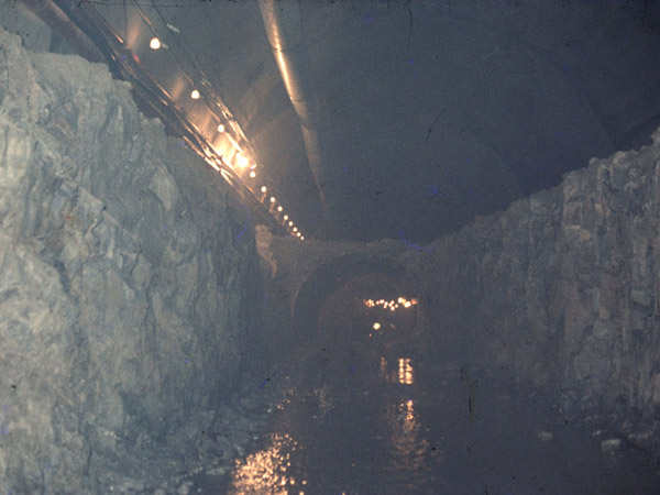 トンネル本坑　１