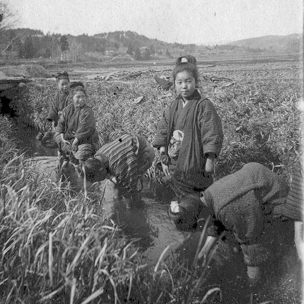 着物の裾をまくり川遊びする女の子達。