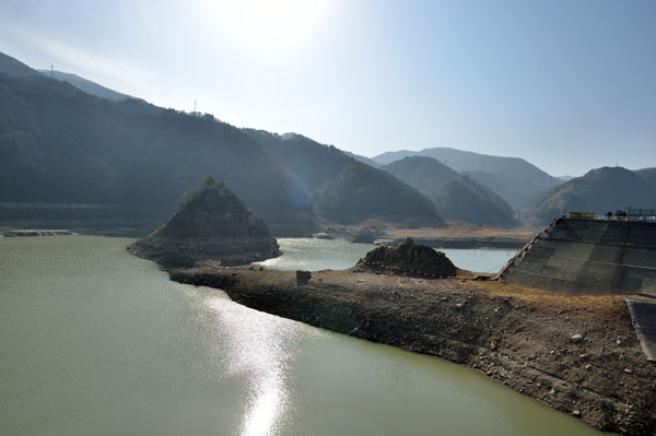 湖面に浮かぶ小島周辺 1