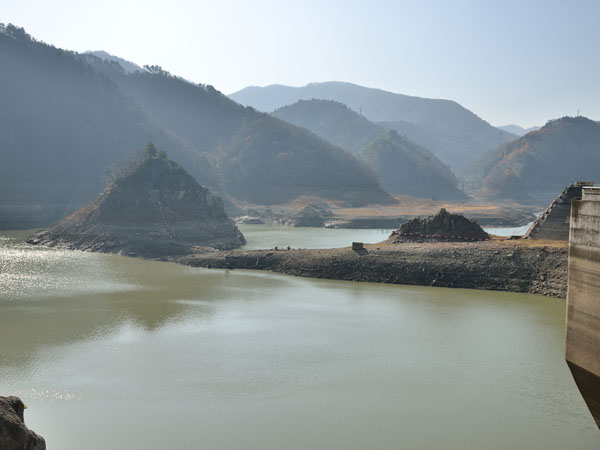 湖面に浮かぶ小島周辺 2