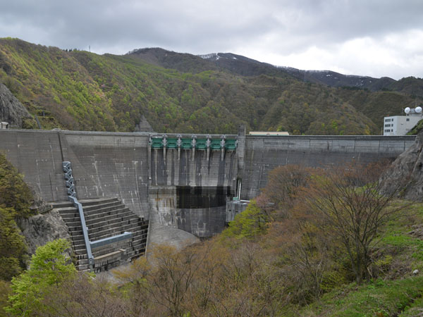 正面から見たダム堰堤部