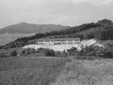 南側の畑から見た校舎全景