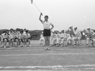 指揮杖を持った全体のリーダーです
