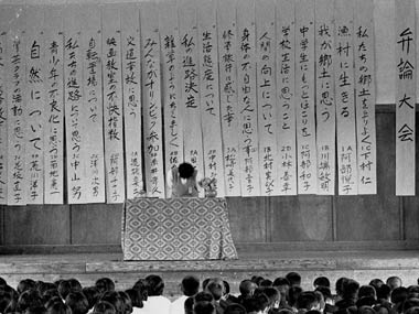 演題が一面の張られたステージで弁士が活躍します