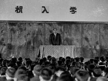教育委員会祝辞を述べる教育長のYAさん。