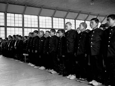 緊張して立っている一年生の男子諸君です。