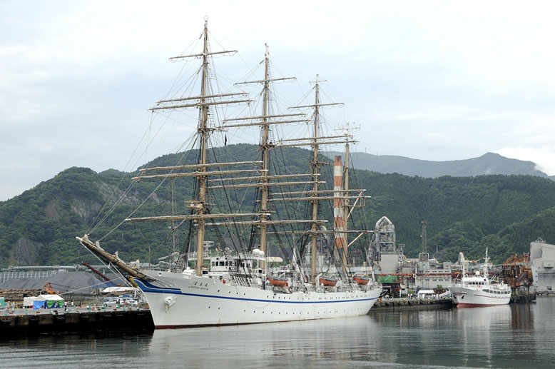 帆船「日本丸」　２・・・右に見えるのは岩手県練習船「りあす丸」。
