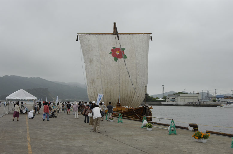 復元船気仙丸　１・・・帆には椿の模様が描かれています。