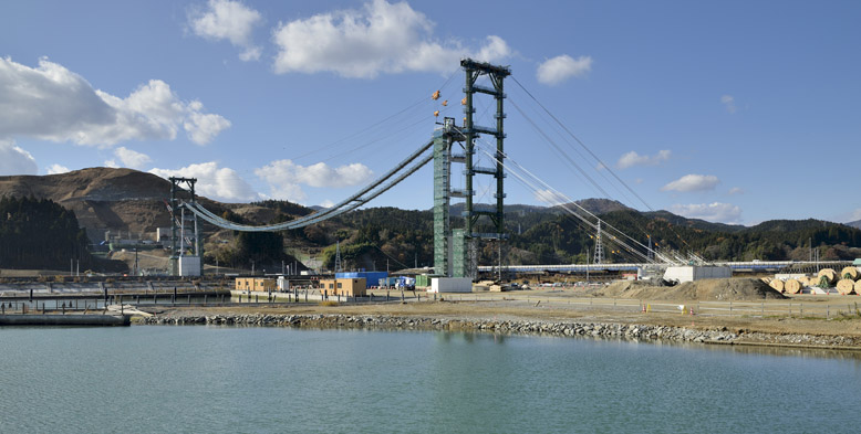 吊り橋の基礎工事の櫓、ここにベルトコンベアが組み込まれます。