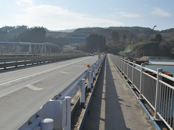 橋の東側から見た気仙町側の様子 1
