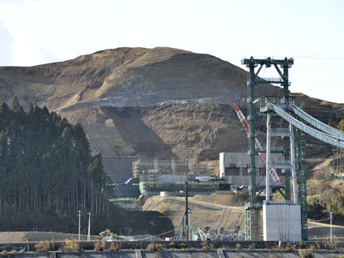 奇跡の一本松側から見た2013年11月28日の高台造成地の様子です。