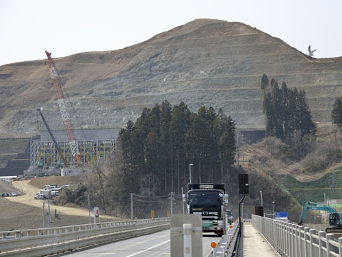 気仙大橋仮橋から見上げた2014年3月28日の高台造成地の様子です。