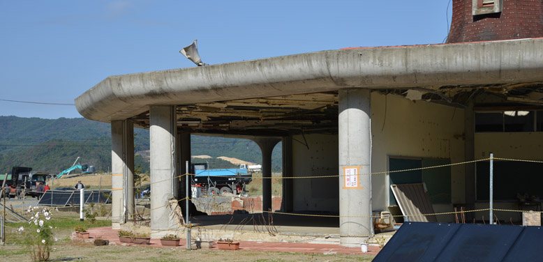 北上川から溢れてきた大津波の遡上で校舎内部が全て流失した校舎の一部