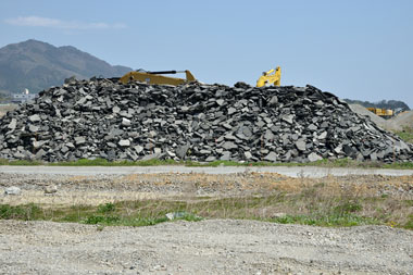 コンベア端末場所　４・・・アスファルトの残骸の山。