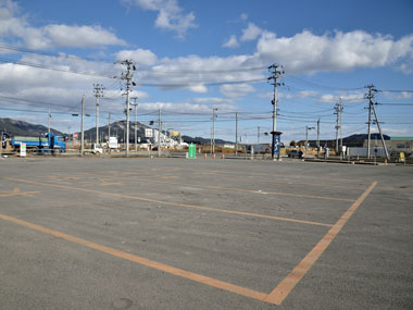 誰も居ない駐車場