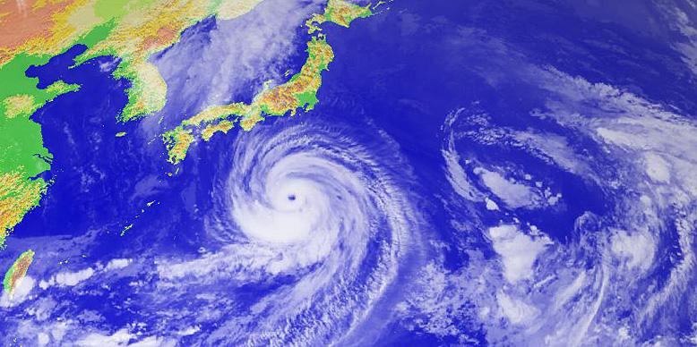 台風の巨大な渦巻きに日本列島が飲み込まれる感じがします。