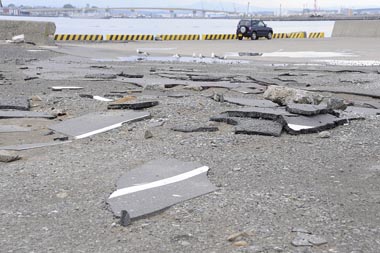 破壊されたアスファルト歩道の部分。