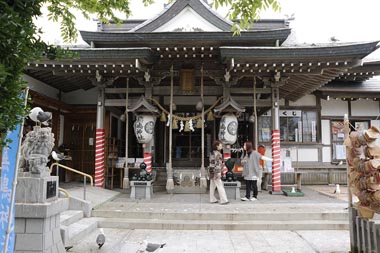 参拝者の絶えない蕪島神社