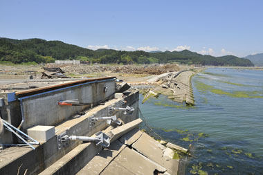 気仙町側の橋の付け根部分、上流の堤防は決壊していますし瓦礫が残っています。