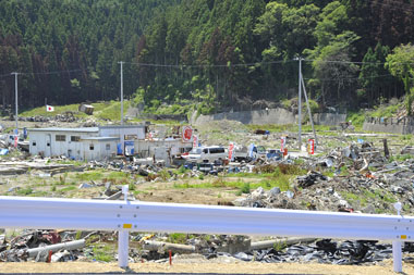 仮橋歩道から 8・・・営業開始した出光スタンド。