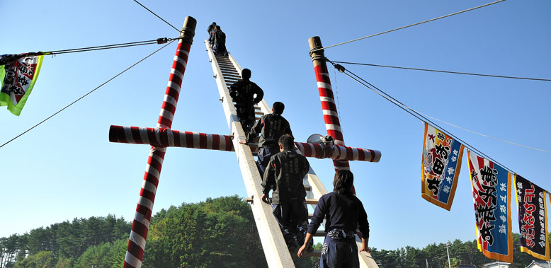 はしご虎舞の関係者全員が一列になってはしごを登り、これから演ずる虎舞の安全を祈願する場面。