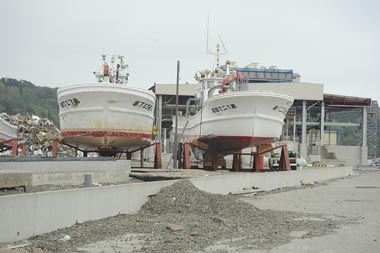 陸揚げされ修理中の漁船