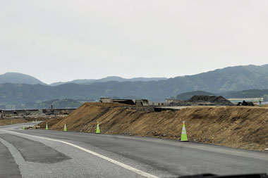 高田バイパス入り口　１・・・破壊された分岐点、復旧道路は南側に造られた仮設道路になっている。息子撮影画像から。