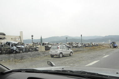 高田バイパスの様子　３・・・海洋センター前には瓦礫状の車が集められていた。