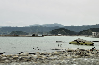 高田バイパスの様子　１０・・・沼地と言うよりは広々とした内海である。息子撮影画像から。