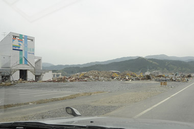 高田バイパスの様子　１４・・・道の駅駐車場は瓦礫集積所になっている。