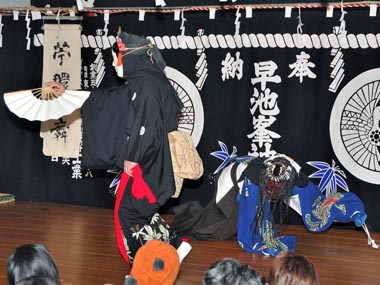 岳神楽・苧環の舞　１０・・・四つ足の姿で舞台を廻ります。