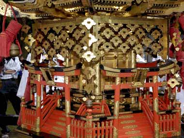 境内での様子　２・・・神輿の細かい作り、扁額に早池峯神社と書かれてあります。