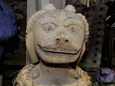 本殿前に置かれた年代物の木製狛犬　１・・・丸顔の阿の形でしょうか、鼻が権現様に似ています。