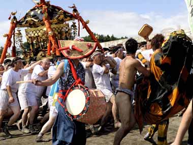 須賀上の暴れ神輿　３・・・大神楽の太鼓、虎舞が景気をつけます。