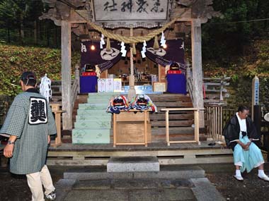 黒森神社と境内　２・・・本殿と正面に安置され出番を待つ権現様です。