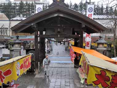 桜山神社本殿前から入り口方面を見る。
