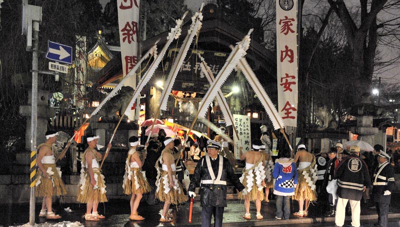 桜山神社前に整列した裸詣りの男衆。