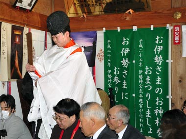 神事　２・・・若い神官がしゃくを右手に持ち祭壇に向かいます。