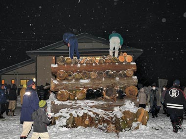 当日の神社の様子　４・・・点火を待つ歳戸木、雪を払っていました。