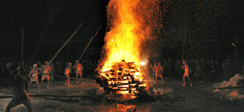 赤かと燃え上がるサイトギを長い棒で叩く男達、この時もの凄い火の粉が飛び上がります。