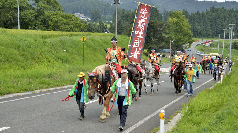 九名の四十二歳厄男が扮する騎馬武者行列が磐神社を目指して進みます。