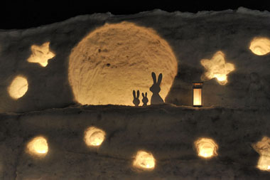 雪あかり　３・・・おなじみの月をウサギ達のシルエット、会場のシンボル的存在です。