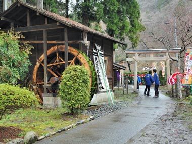 金勢神社仮宮の周辺　４・・・雨降りの中に大きな水車がきれいでした。