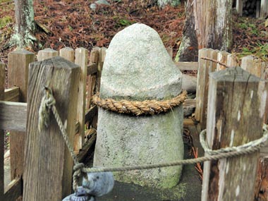 金勢神社仮宮の周辺　６・・・側にあった自然石のコンセイサマ。