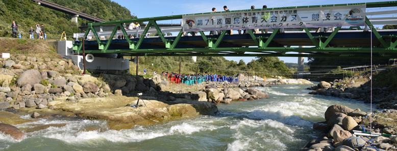 カヌー競技場になる胆沢川の激流にかかる橋と、その橋に掲げられた競技大会の横断幕です。 