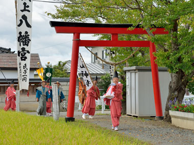 八幡神社境内に入る 2