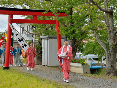 八幡神社境内に入る 3