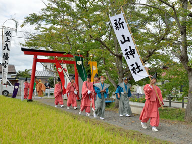 八幡神社境内に入る 4