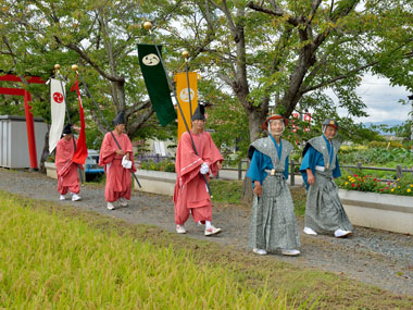八幡神社境内に入る 5