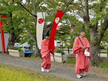 八幡神社境内に入る 6